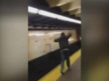 Incident in New York. Momentul in care un barbat scapa cu viata duce ce un tren trece peste el
