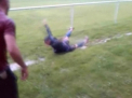 Fotbalistii, pe langa meciuri, se mai si distreaza. Momentul in care doi jucatori se intrec la inot intr-o baltoaca