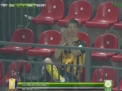 Umor fara limite si la fotbal. Cum si-a celebrat un jucator reusita: Colegii si spectatorii l-au privit nedumeriti