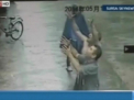 Caz INCREDIBIL in China. Cum a reusit un barbat sa salveze un copil cazut pe fereastra de la etajul unui bloc