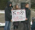 Au venit cu sabii de lemn sa apere monumentul victimelor sovietice