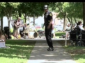 Un politist, vedeta in SUA. Cum patruleaza pe strazile din Wisconsin pe... skateboard