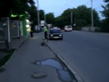 VIDEO: Masina de politie, parcata intr-o statie la Durlesti. VEZI cum au reactionat oamenii legii