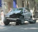 Mercedes facut zob dupa ce a intrat intr-un camion. Soferul da vina pe reparatiile de pe strada Columna