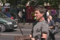 Un veteran inarmat cu o canistra si o vergea de fier a protestat in fata Primariei. AFLA motivul