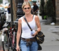 Ce ti se pare fals la aceasta poza? Jennifer Aniston atrage toate privirile fara sa se expuna
