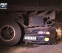 Accident din imprudenta politistilor? Un automobil s-a izbit de camionul implicat in carnagiul de la Parlita