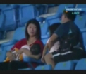 El este cel mai nepasator tata! Si-a aruncat fetita din brate pentru a prinde o minge de baseball!