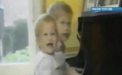 Printesa Diana si printul Charles, cantand la pian in compania copiilor sai. Imaginile care au emotinat Marea Britanie
