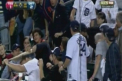 De ce trebuie sa stai cat mai sus in tribune? Un fan s-a trezit cu o bata de baseball in cap!