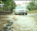 Apa curge suvoi. O strada din sectorul Ciocana a fost inundata dupa ce o teava s-a spart