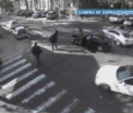 CAMERA DE SUPRAVEGHERE! Un microbuz care trece pe rosu este lovit in plin de un BMW