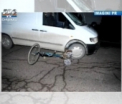 FOTO. Mergea fara lumini si a fost lovit in plin de un microbuz! Un biciclist a ajuns la spital