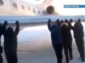 Caz INCREDIBIL in Rusia. Momentul in care mai multi pasageri imping un avion care nu se prneste