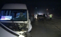 Microbuz de ruta lovit in plin de un Opel iesit pe contrasens! Un tanar grav ranit