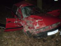 FOTO. Noapte fatala. Un tanar a decedat dupa ce automobilul in care se afla a intrat intr-un copac