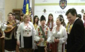 A venit Craciunul la Primarie. Mai multi functionari, COLINDATI de elevii unui liceu din Tiraspol. Ce cadouri au primit