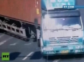 A scapat ca prin minune. Cum a reusit un biciclist sa ramana viu dupa ce a nimerit sub un camion