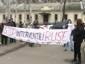 Kuzmin, idi domoi! Protest in fata Ambasadei Rusiei la Chisinau. Moldovenii din Franta au manifestat si ei
