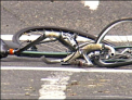 Un tanar a fost lovit mortal in timp ce se deplasa cu bicicleta. Soferul a fugit de la fata locului!