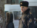 Gerul nu cruta pe nimeni! Cum indura frigul carabinierii care stau de garda langa misiunile diplomatice