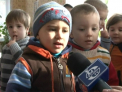 Micutii ingheata la gradinita! Imbracati cu trei randuri de haine si nevoiti sa faca exercitii pentru a se incalzi