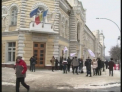Au aruncat cu bulgari de zapada in liderii aliantei! Flash-mob inedit in fata Primariei