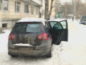 Atentie la acoperisuri! S-a trezit cu masina avariata dupa ce un morman de zapada a cazut peste ea