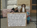 Cu micutii in strada. O mama protesteaza de doua zile in fata Primariei. Ce a determinat-o