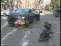 De pe trotuar, direct la spital. Pieton luat pe capota dupa ce doua automobile s-au ciocnit. VIDEO
