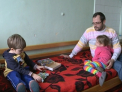 Tatici in rol de mame. Tot mai multi barbati se interneaza cu picii lor in spitale pentru a le purta de grija