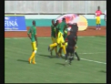 Arbitru batut de jucatori in ce incerca sa arate cartonasul rosu! Caz incredibil in Tanzania