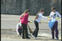 Marea curatenie! Inarmati cu maturi si greble, elevii au iesit sa faca ordine in curtile scolilor