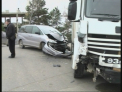 Salvati de centura de siguranta! Automobil lovit in plin de un camion care nu i-a acordat prioritate