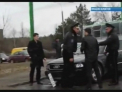 Uite cum a incercat acest sofer sa-i impiedice pe politisti sa-i scoata numerele de inmatriculare. VIDEO
