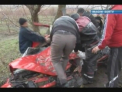 Un tanar a murit, iar alti doi au ajuns la spital dupa ce masina lor s-a izbit de un copac. VIDEO