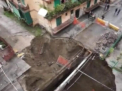 Crater urias  pe o strada din Napoli. Peste 400 de oameni, EVACUATI din blocurile din apropiere
