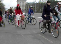 Primavara incepe cu un martisor, dar si o... bicicleta. Zeci de tinere din capitala au hotarat sa-si inceapa primavara pedaland