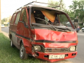 VIDEO. Spulberati de un microbuz in timp ce mergeau pe trotuar! O femeie si doi copii, in stare grava la spital