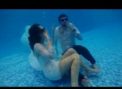 VIDEO. Au sarit de pe acoperis direct in... piscina. Modul inedit in care un cuplu din capitala si-a invitat rudele la nunta