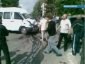 Un automobil cu numere diplomatice a fost proiectat intr-un zid dupa ce s-a ciocnit cu un microbuz