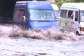 Ploaia a dat peste cap traficul din Chisinau! Strazile - transformate in lacuri, gospodariile - inundate