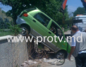 A lovit o femeie chiar pe trecerea de pietoni si a zburat cu automobilul peste parapet! FOTO
