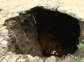 Un trotuar din Chisinau s-a transformat in PESTERA! Groapa de 5 metri care a bagat spaima in trecatori