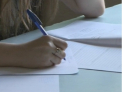 Elevii prinsi cu telefoanele la examene au scapat basma curata! Cum explica ministerul