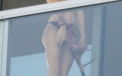 Nu s-a dezbracat NICIODATA pana acum. Paparazzi au reusit sa o prinda goala pe balcon. FOTO