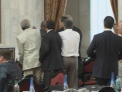 Altercatii in Parlament! Deputatii comunisti, cat pe ce sa-l ia la bataie pe ministrul Salaru. VIDEO
