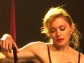 Madonna s-a prabusit pe scena din Berlin dupa ce a plans in hohote! Cum si-a speriat artista fanii. VIDEO