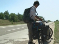 Japonezul care face inconjurul lumii pe bicicleta a ajuns si la noi! Drumurile din Moldova l-au scos din sarite