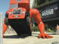 Asa arata autobuzul care face flotari! Creatia inedita dedicata Jocurilor Olimpice